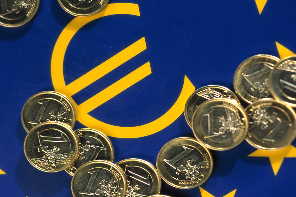 Das offizielle Euro-Symbol mit 1-Euro-Münzen