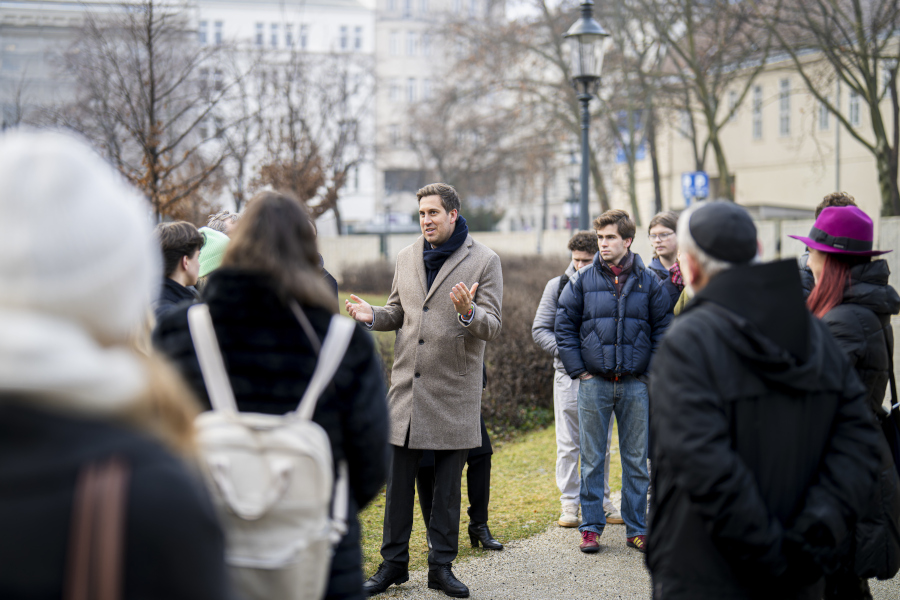 Staatssekretär Alexander Pröll spricht vor einer Schulklasse