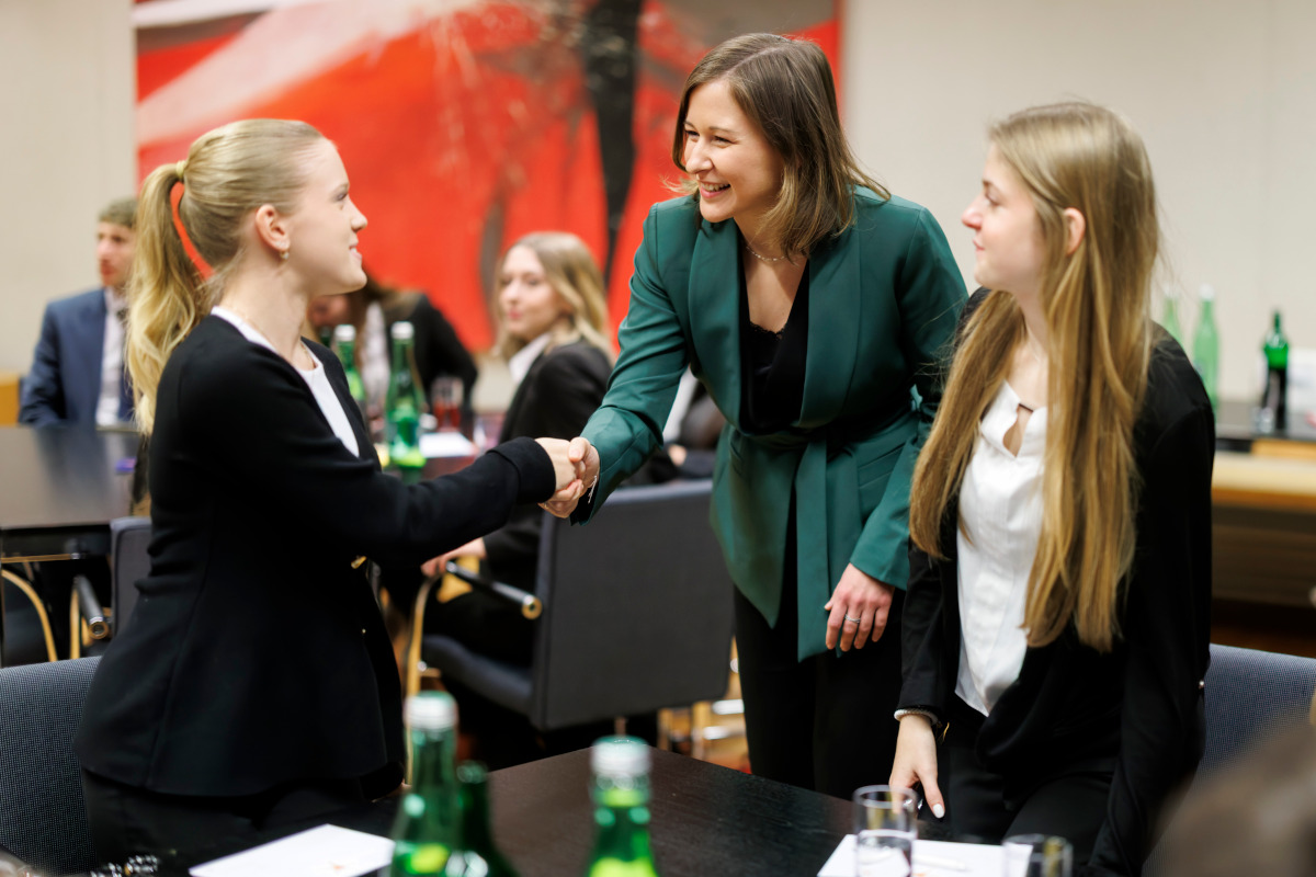 Bundesministerin Claudia Bauer begrüßt Schülern und Schülerinnen bei Europa-Stammtisch