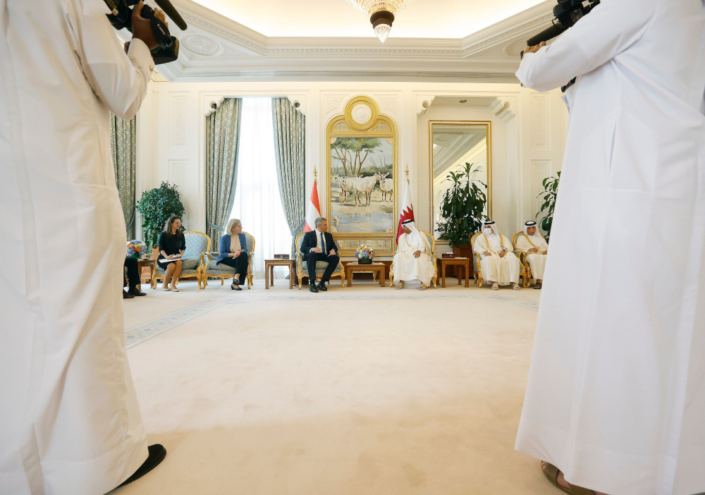 Bundesministerin Leonore Gewessler (2.v.l.), Bundeskanzler Karl Nehammer (m.l.), Premierminister von Quatar Shaikh Kalifa bin Abdul-Aziz Al Thani (m.r.)