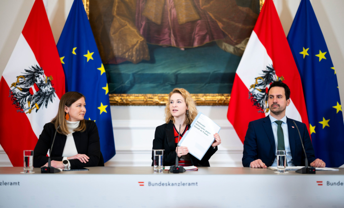 Bundesministerin Claudia Plakolm, Bundesministerin Eva-Maria Holzleitner und Bundesminister Christoph Wiederkehr bei einem Pressefoyer