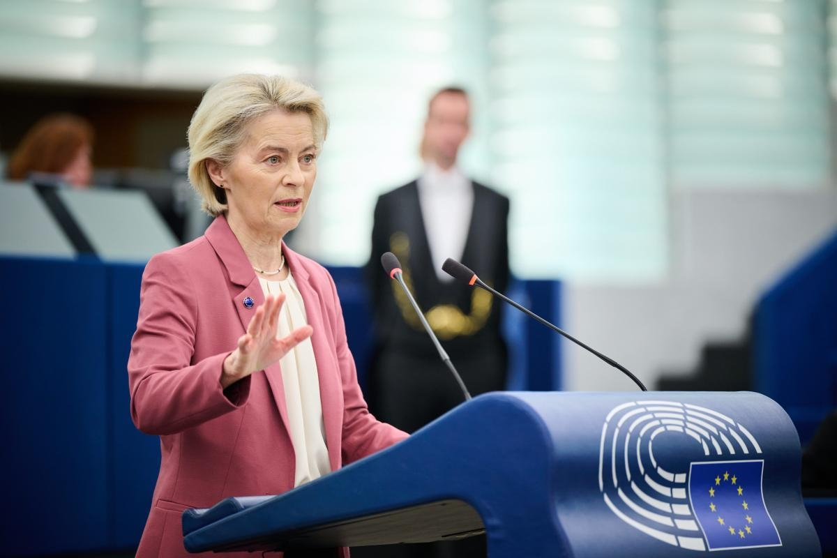 Kommissionspräsidentin Ursula von der Leyen am Rednerpult vor der Kommission
