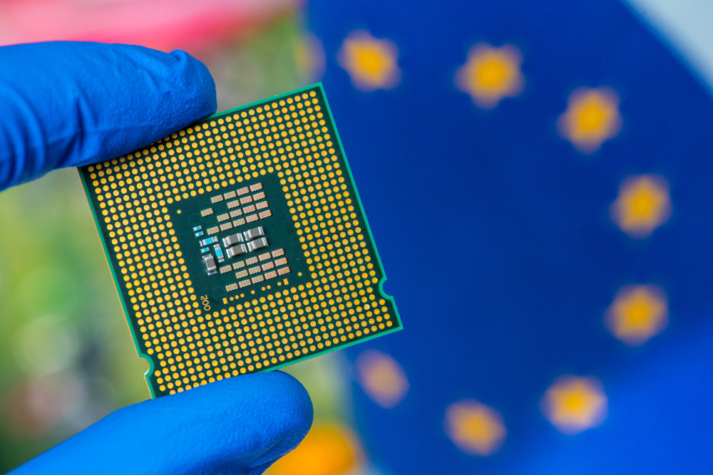 Ein Mikrochip vor einer Flagge der Europäischen Union