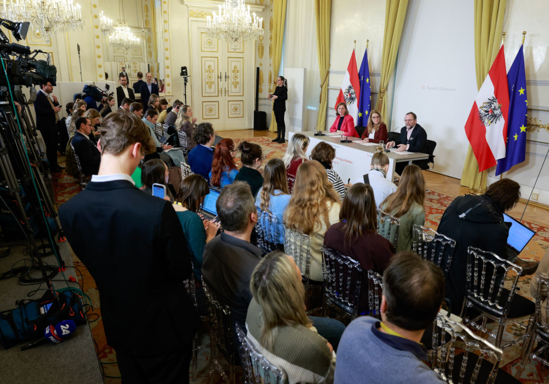 Staatssekretärin Barbara Eibinger-Miedl, Staatssekretärin Königsberger-Ludwig und Staatssekretär Josef Schellhorn bei einem Pressefoyer nach dem Ministerrat