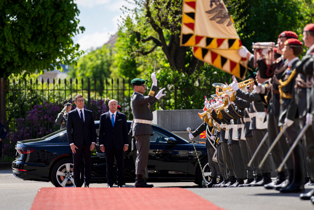 Bundeskanzler Christian Stocker und der Premierminister von Nordmadzedonien Hristijan Mickoski beim Empfang mit militärischen Ehren.