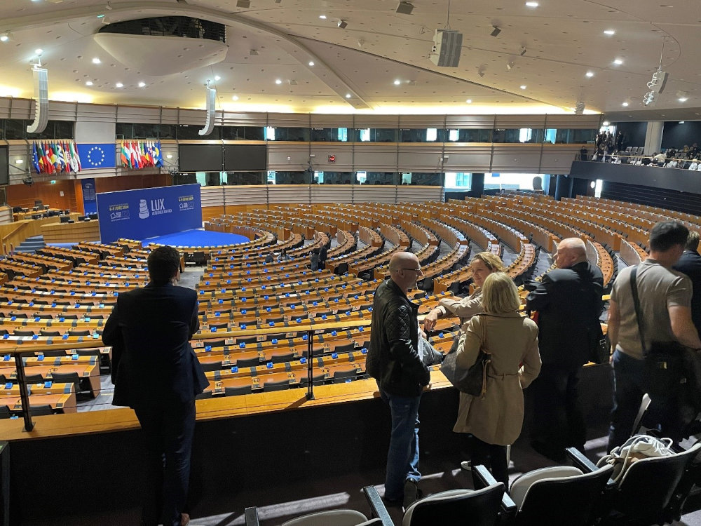 Plenarsaal des Europäischen Parlaments mit Personen im Vordergrund