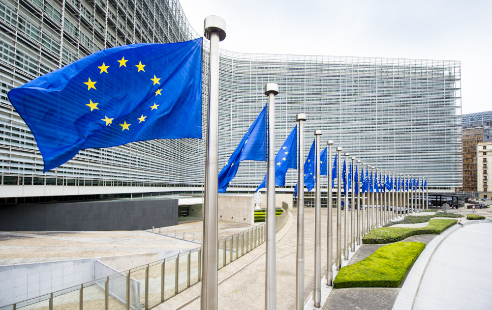 Europäische Flaggen vor dem Berlaymont Gebäude