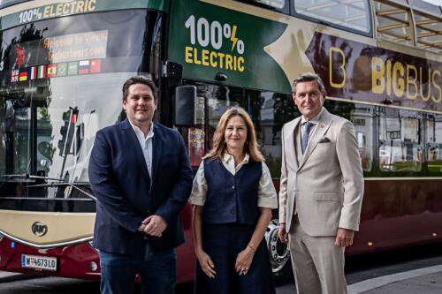 Bundesminister Hanke vor einem Hop-On-Off Bus