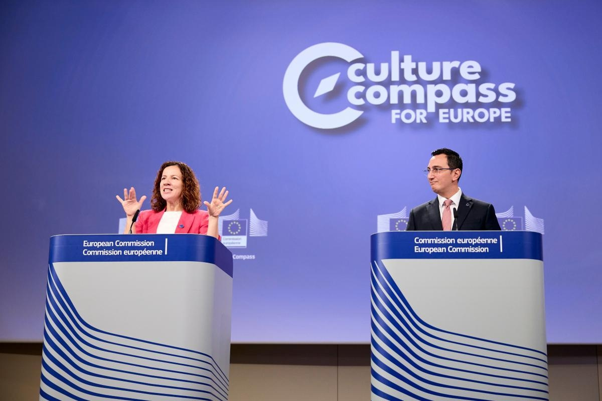 Roxana Mînzatu, Vizepräsidentin der Europäischen Kommission, und Glenn Micallef, EU-Kommissar für Generationengerechtigkeit, Jugend, Kultur und Sport, am Rednerpult beim Culture Compass for Europe