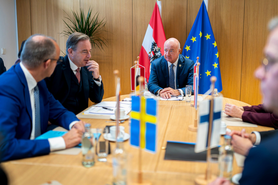 Foto: Bundeskanzler Christian Stocker bei einem Arbeitsgespräch mit belgischen Premierminister Bart De Wever und Bundeskanzler Friedrich Merz.