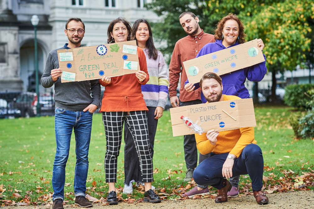 Junge Menschen mit Schildern "European green deal" und "Europe without plastic"