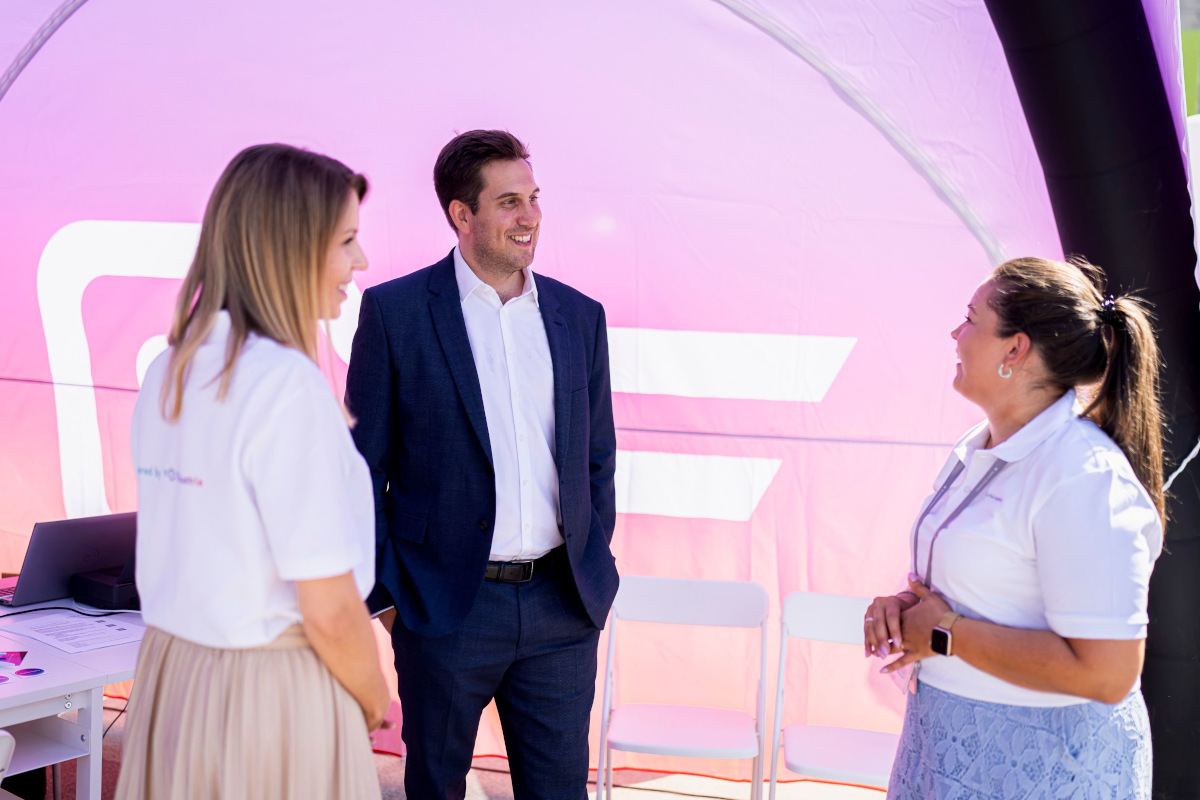 Alexander Pröll beim Start der ID Austria Servicetour 2026 im Gespräch mit Mitarbeiterinnen am Ballhausplatz 2