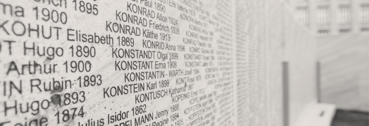 Abbildung: Shoah-Namensmauern-Gedenkstätte mit den Namen der Opfer