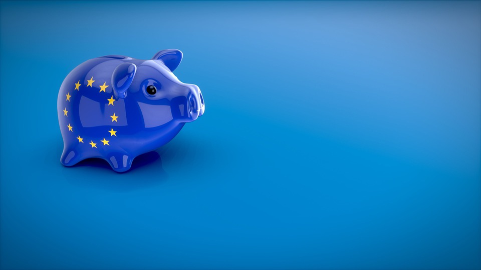 Sparschwein mit der EU-Flagge darauf