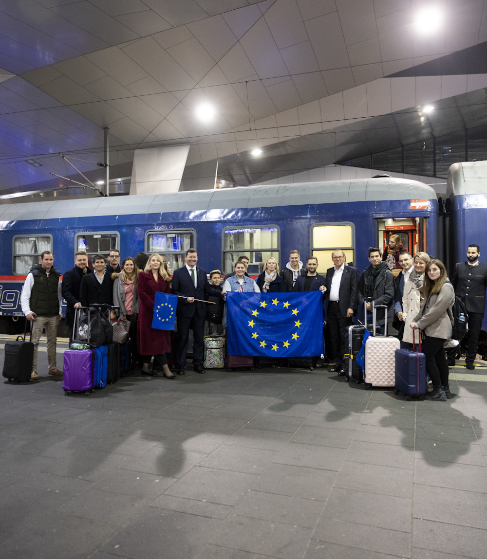 Klimafreundliche Reise nach Brüssel – die Gruppe der österreichischen Europa-Gemeinderätinnen und Europa-Gemeinderäte am Hauptbahnhof Wien