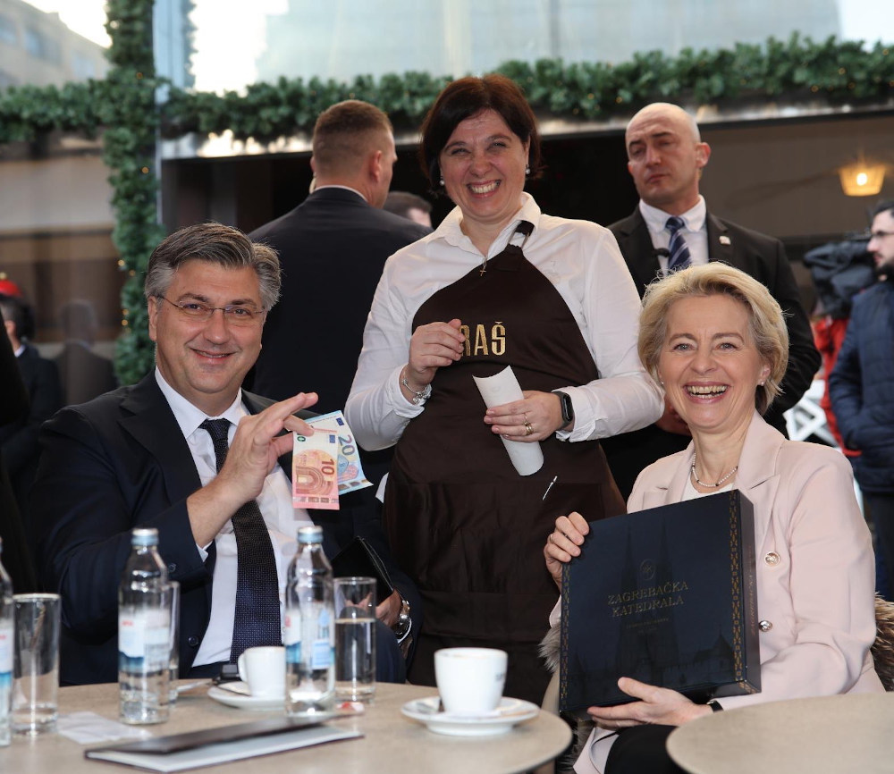 Kroatiens Premierminister Andrej Plenković und Kommissionspräsidentin Ursula von der Leyen bezahlen am 1. Jänner 2023 zum ersten Mal mit Euro.