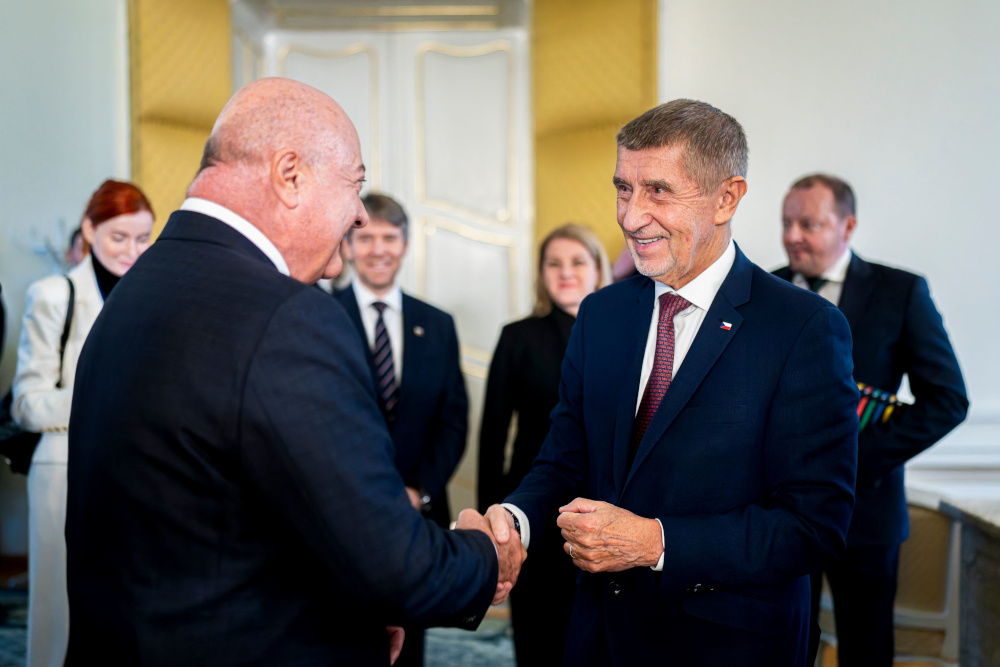 Bundeskanzler Christian Stocker schüttelt dem Ministerpräsidenten von Tschechien Andrej Babiš die Hand