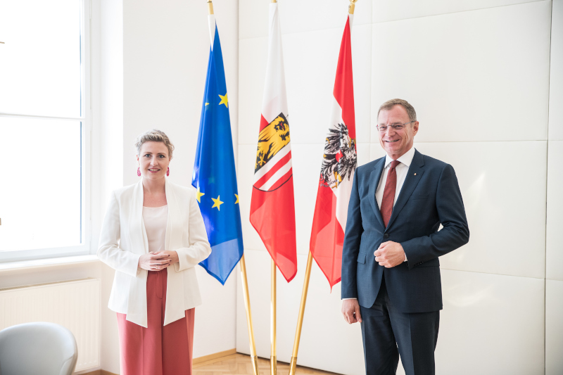 Bundesministerin Susanne Raab und der oberösterreichische Landeshauptmann Thomas Stelzer