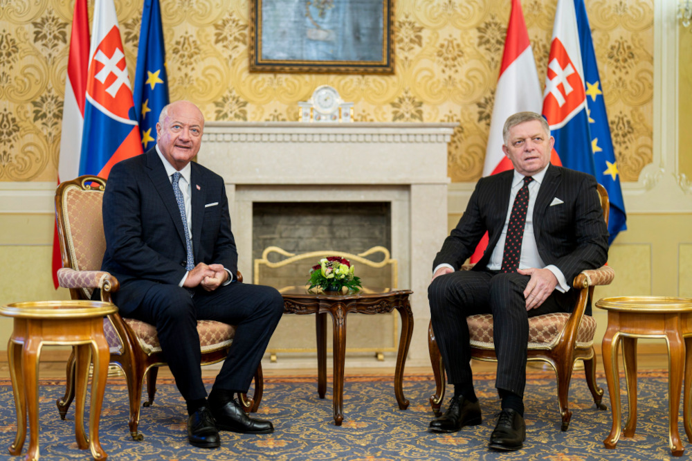 Bundeskanzler Christian Stocker und der Ministerpräsident der Slowakei Robert Fico bei einem Arbeitsgespräch