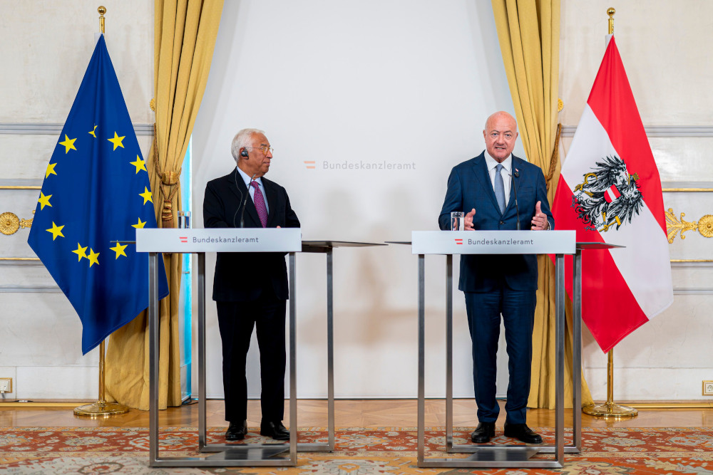 Bundeskanzler Christian Stocker und der Präsident des Europäischen Rates António Costa geben eine Pressekonferenz.