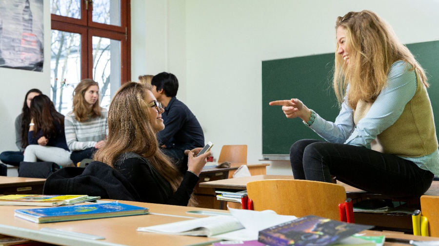 Schülerinnen und Schüler im Klassenzimmer