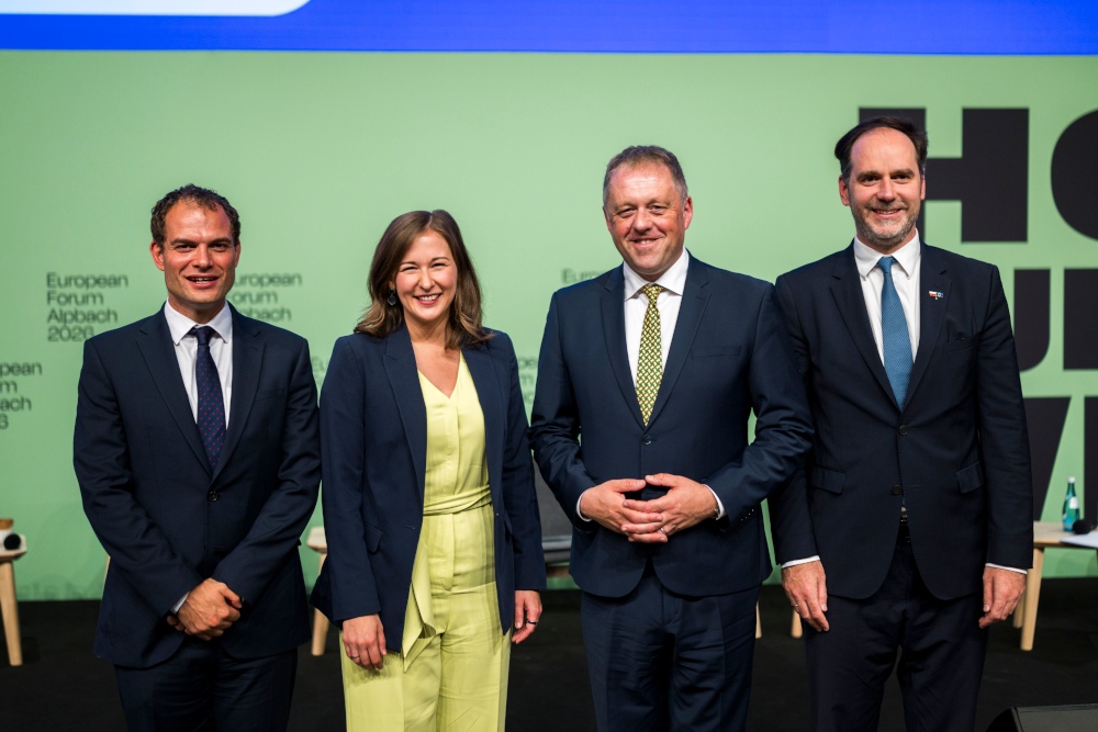 Gruppenfoto: Europaministerin Claudia Bauer, der britische Minister für zwischenstaatliche Beziehungen Hamish Falconer, der irische Staatsminister für europäische Angelegenheiten und Verteidigung Thomas Byrne und der polnische Staatssekretär für europäische Angelegenheiten Ignacy Niemczycki.