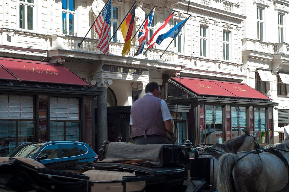 Fiaker vor dem Hotel Sacher