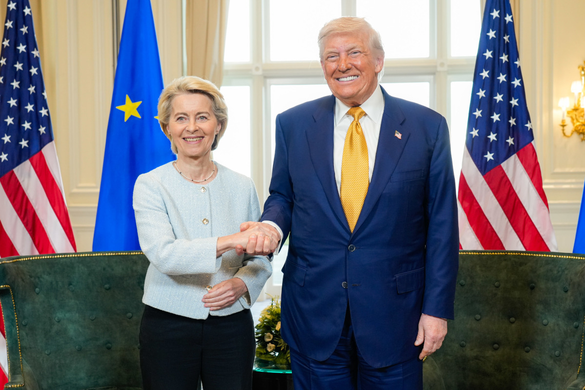 Handshake zwischen Ursula von der Leyen und Donald Trump