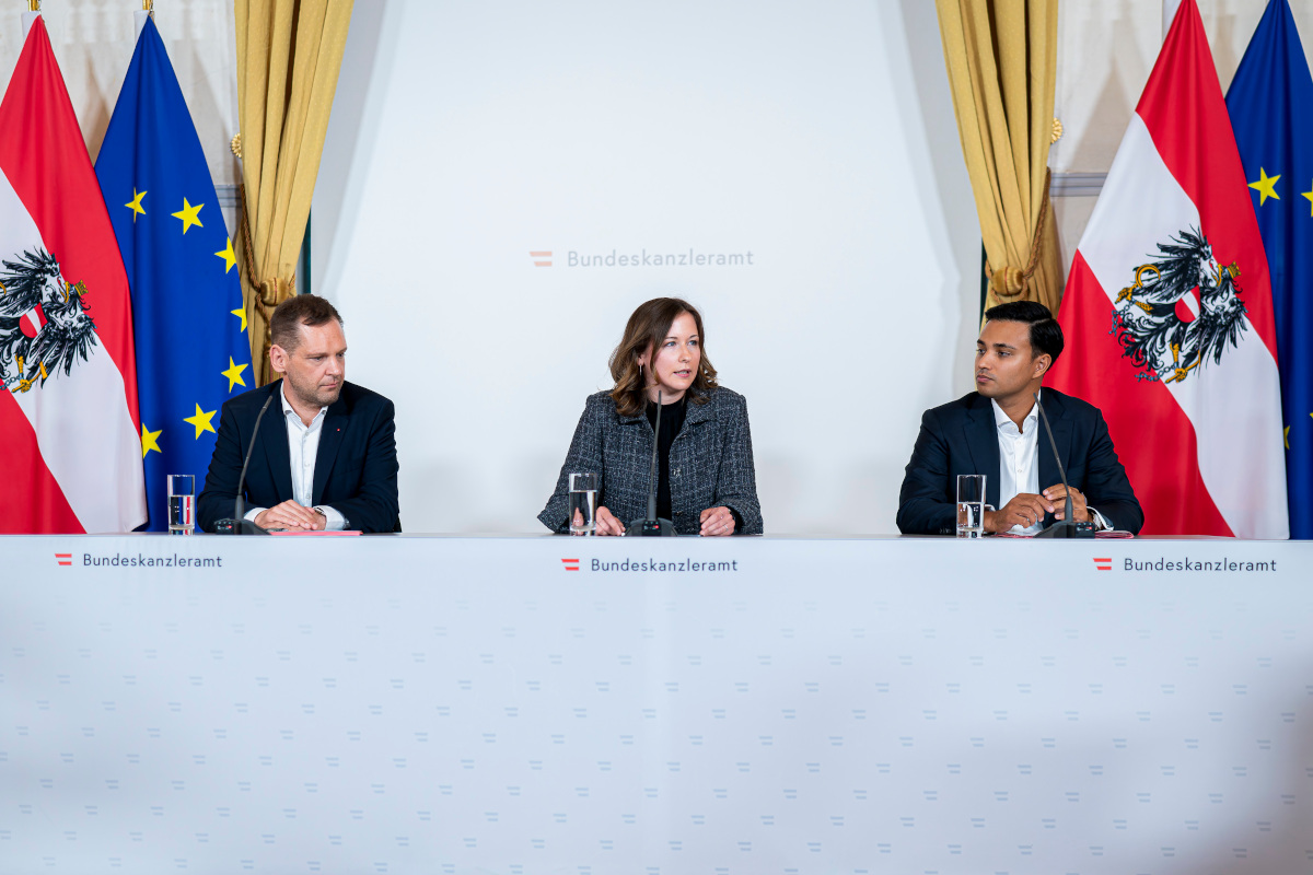 Bundesministerin Claudia Plakolm, Klubobmann Philipp Kucher und Klubobmann Yannick Shetty beim Pressefoyer
