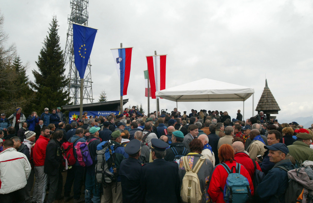Menschenmenge bei den Beitritts-Feierlichkeiten am 1. Mai 2024 in Tromeja an der Grenze zwischen Österreich, Italien und Slowenien ("Dreiländereck").