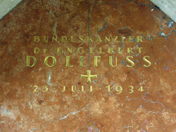 Dollfuß-Gedenkstein im Marmor-Ecksalon