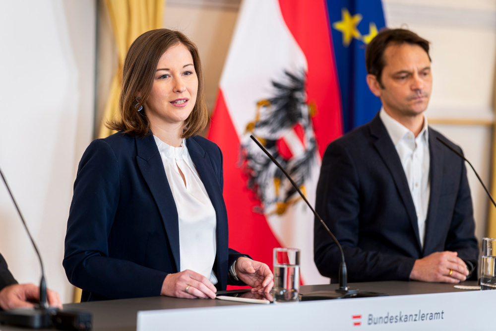 Bundesministerin Claudia Bauer gibt gemeinsam mit Philippe Narval, dem Generalsekretär der Lebenshilfe, und Peter Kaiser, dem stellvertretender Generalsekretär des Österreichischen Roten Kreuzes, eine Pressekonferenz.