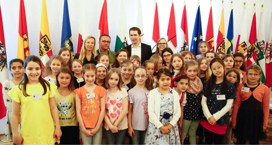 Juliane Bogner-Strauß, Sebastian Kurz und Teilnehmerinnen des Girls' Day im Bundeskanzleramt © BKA/Dragan Tatic