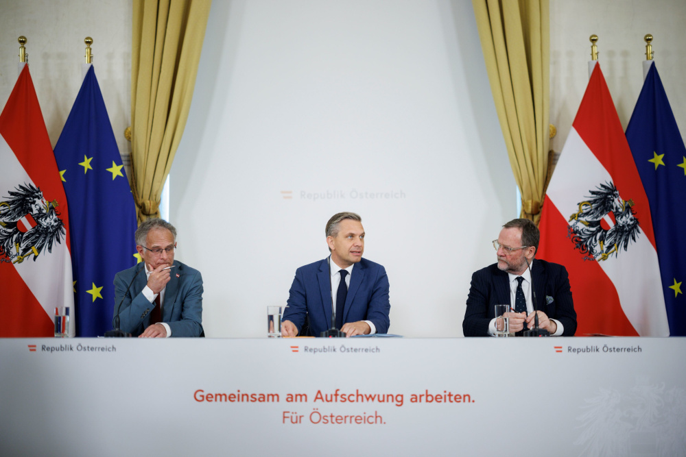 Bundesminister Markus Marterbauer, Bundesminister Wolfgang Hattmannsdorfer und Staatssekretär Josef Schellhorn bei einem Pressefoyer nach dem Ministerrat