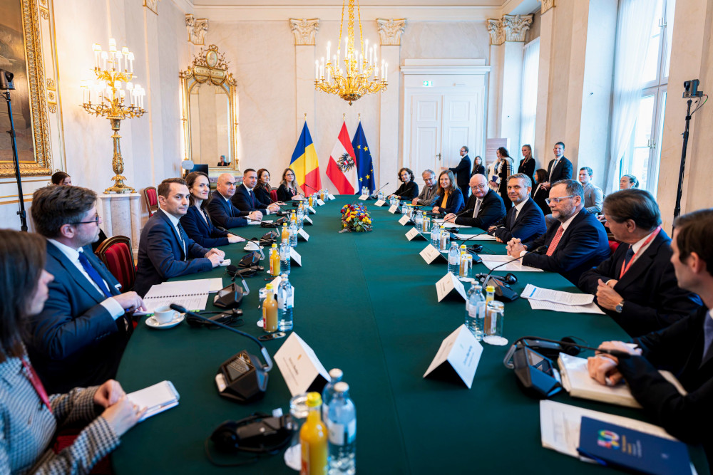 Bundeskanzler Christian Stocker und der Premierminister von Rumänien Gavril Bolojan bei einem Delegationsgespräch