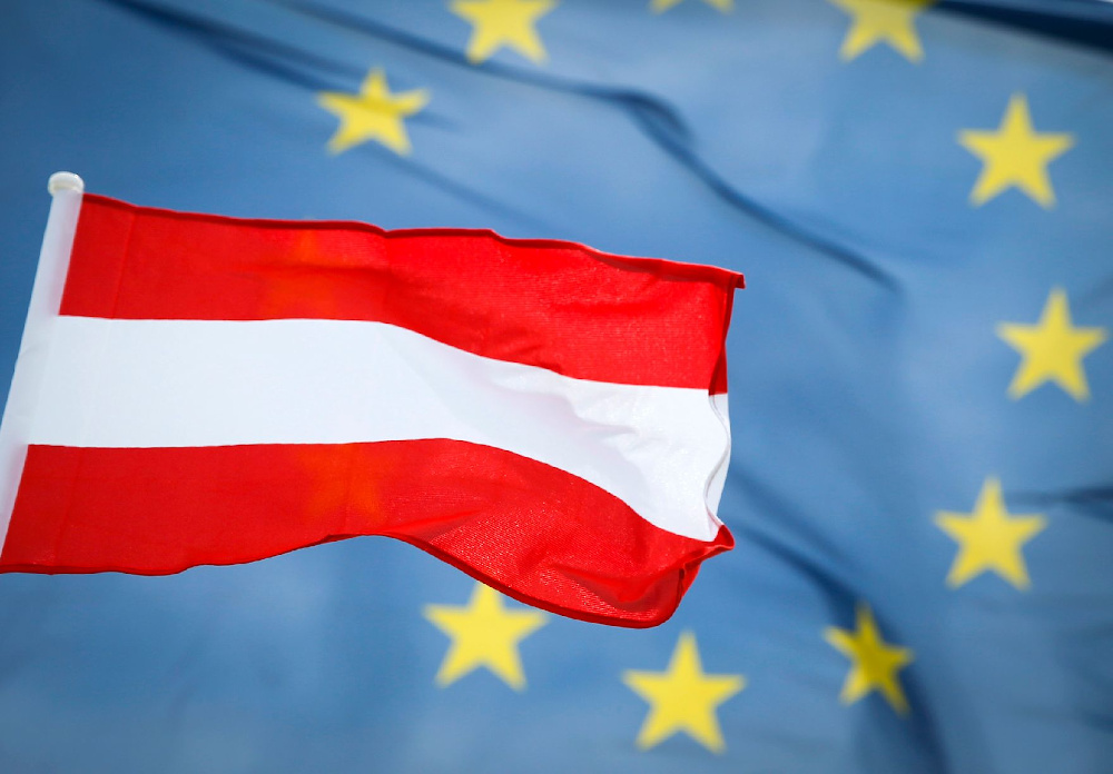 Die österreichische und europäische Fahne wehen im Wind