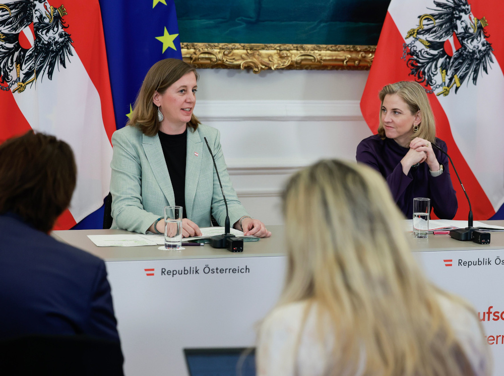 Bundesministerin Beate Meinl-Reisinger und Staatssekretärin Barbara Eibinger-Miedl bei einem Pressefoyer.