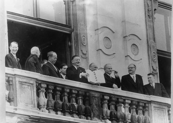 Außenminister Leopold Figl präsentiert am Balkon des Belvedere den unterzeichneten Staatsvertrag.
