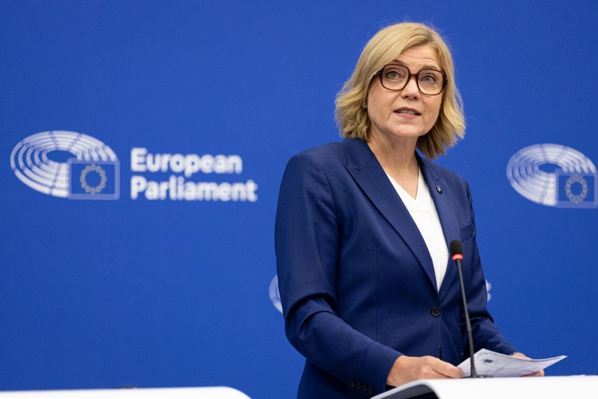 Foto: Henna Virkkunen, spricht vor der EU Kommission