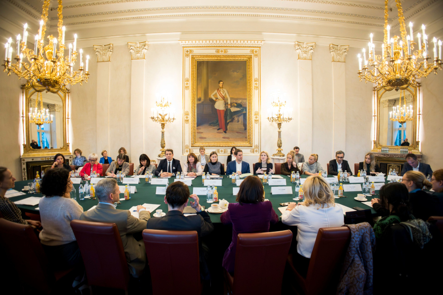 Am 29. Oktober 2025 lud Staatssekretär Alexander Pröll gemeinsam mit Bundesministerin Eva-Maria Holzleitner zu einem Roundtable zum Thema „She goes AI“.