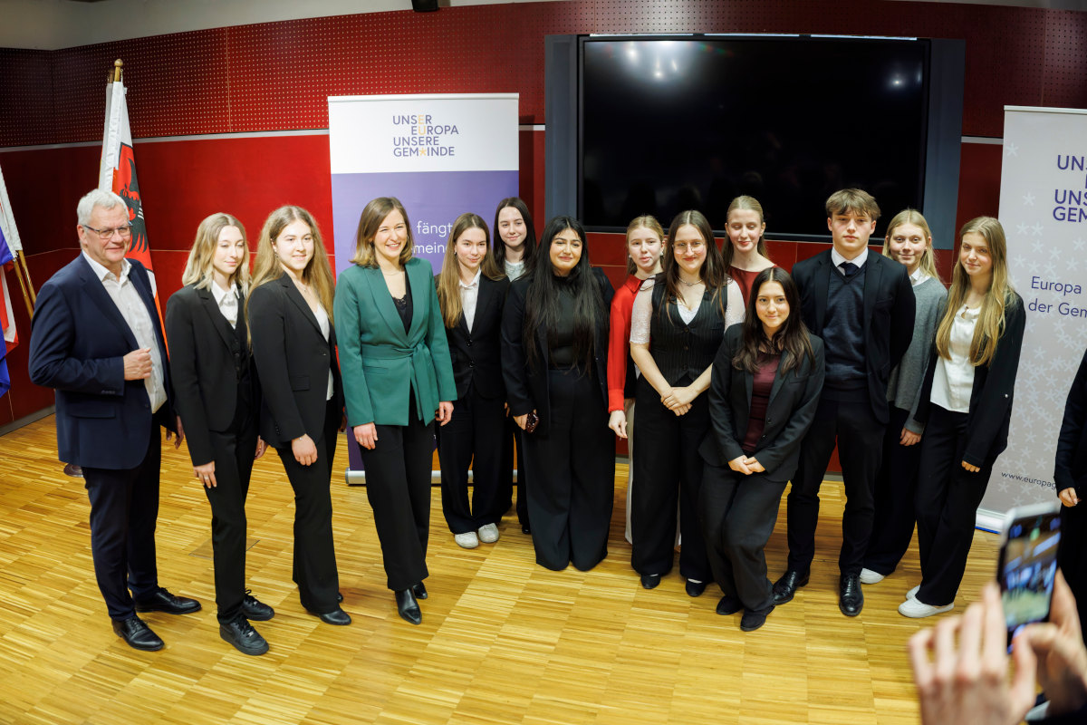 Gruppenbild mit Bundesministerin Claudia Bauer, Europa-Gemeinderäte, Schülern und Schülerinnen beim Europa-Stammtisch