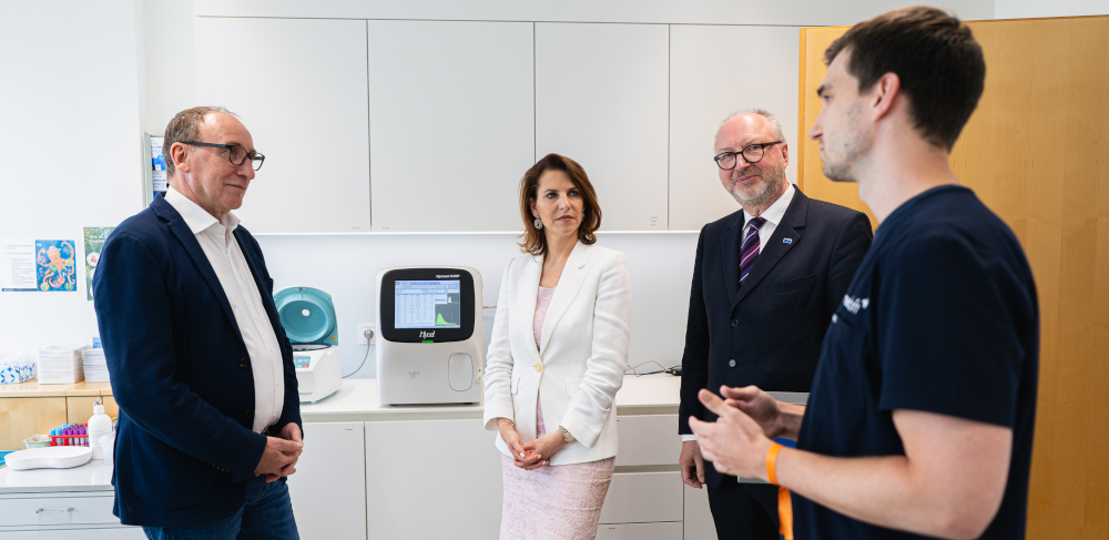 Besichtigung Primärversorgungszentrum medloft - am Bild v.l.n.r Gesundheitsminister Rauch, Europaministerin Edtstadler, Wolfgang Bogensberger und Arzt Florian Mölzer