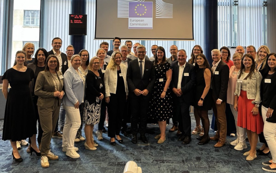 Gruppenbild: Magnus Brunner und die Europa-Gemeinderäte und -Gemeinderätinnen