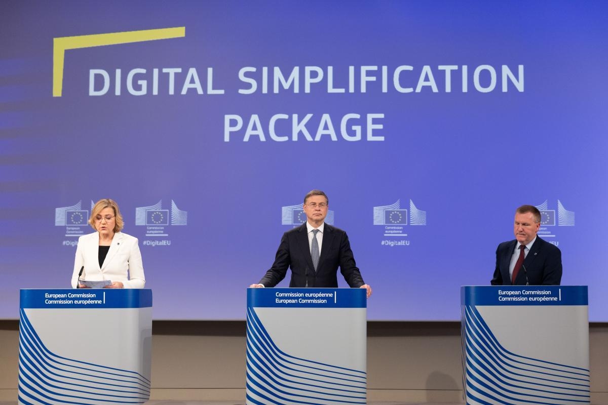 Henna Virkkunen, Valdis Dombrovskis und Michael McGrath bei einer Pressekonferenz