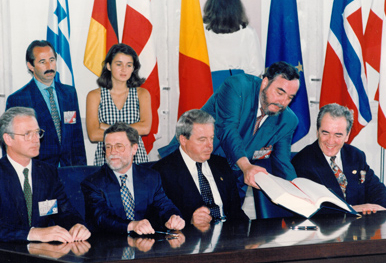 Beim EU-Gipfel auf Korfu unterzeichnen unter anderem Bundeskanzler Franz Vranitzky und Außenminister Alois Mock Österreichs Beitrittsvertrag.