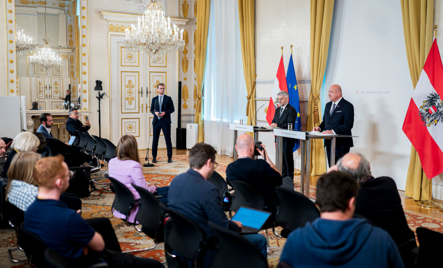 Peter Vorhofer, Christian Stocker vor Vertreterinnen und Vertretern der Medien