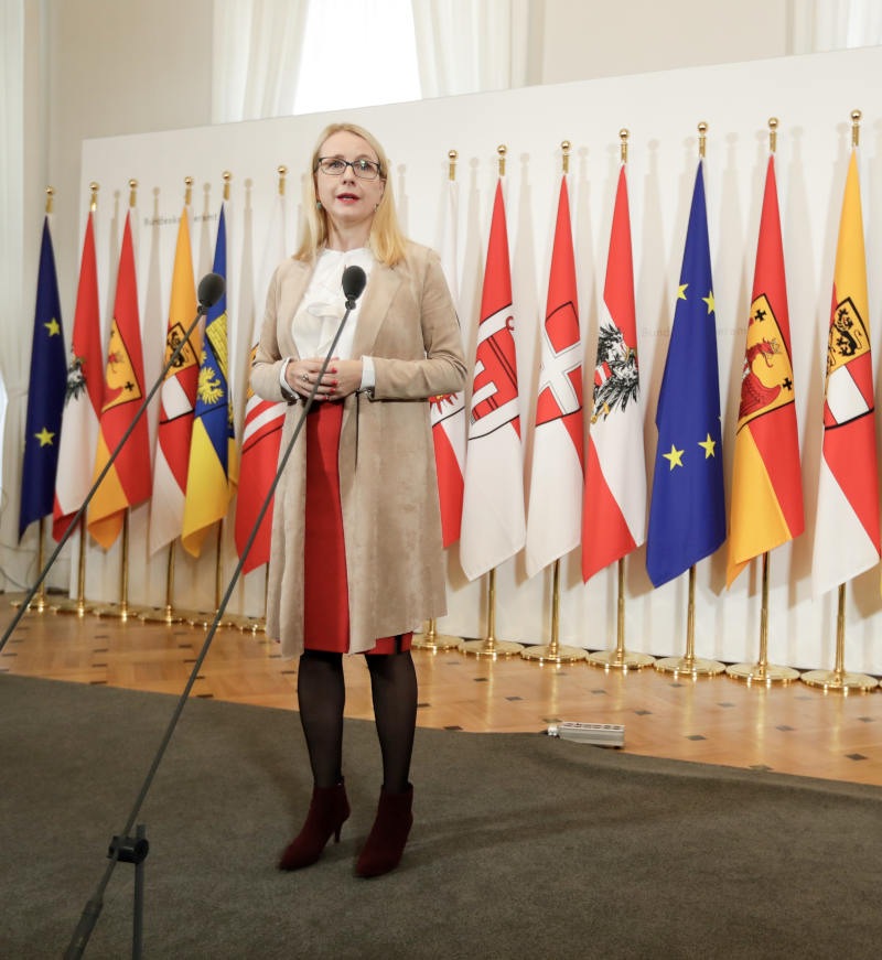Bundesministerin Margarete Schramböck bei den Pressestatements vor dem Ministerrat © BKA/Andy Wenzel