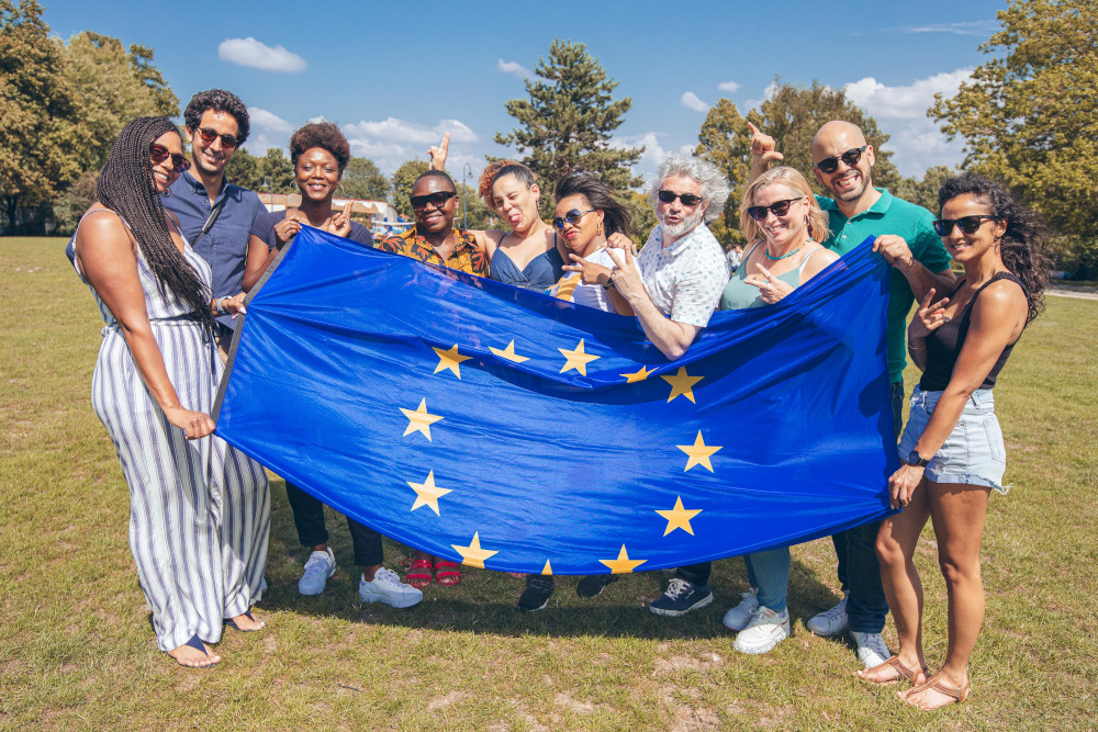 Menschengruppe mit der Europafahne