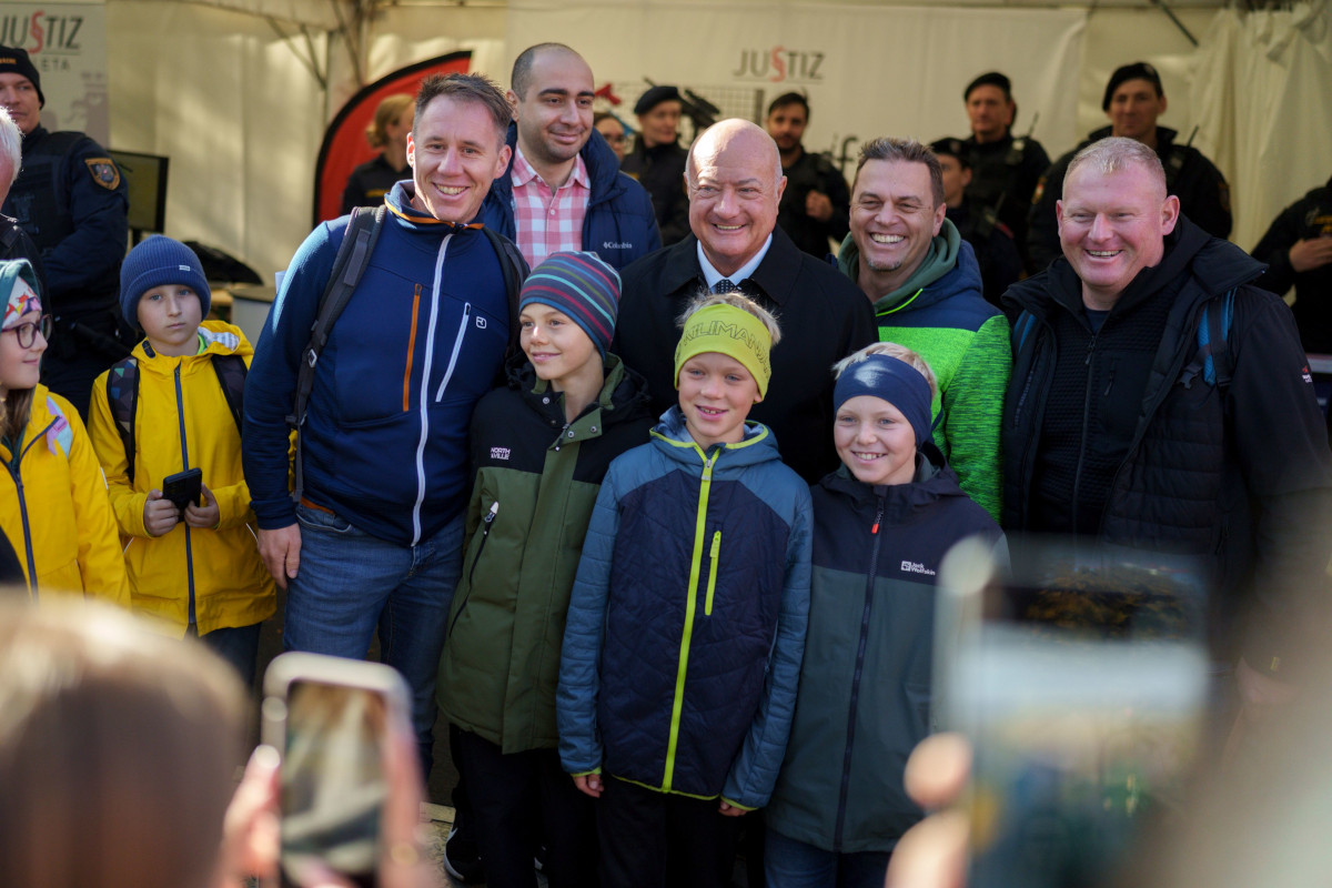 Christian Stocker mit Familien am Heldenplatz anlässlich des Nationalfeiertages 2026