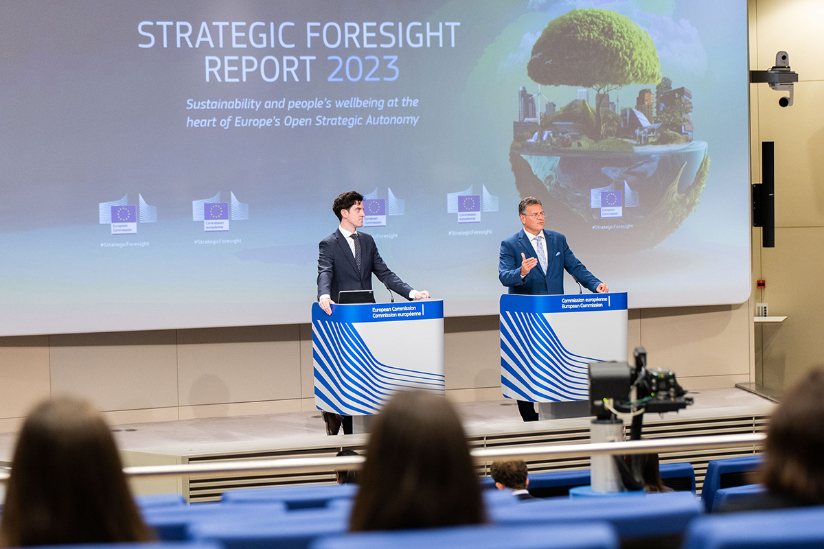 Maroš Šefčovič, on the right, and Daniel Ferrie, Spokesperson of the European Commission for Banking and Financial Services, Taxation and Customs, EU-UK Agreements, Foresight and Interinstitutional relations, Democracy and Demography